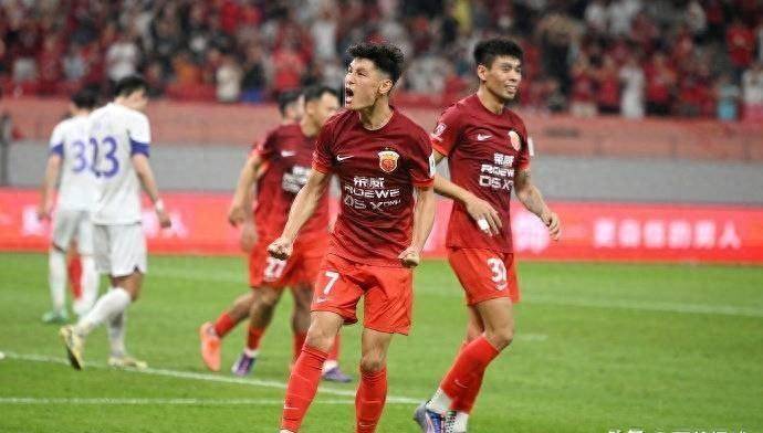 西亚卡姆在拜仁比赛中出色防守，逆转引发热议！