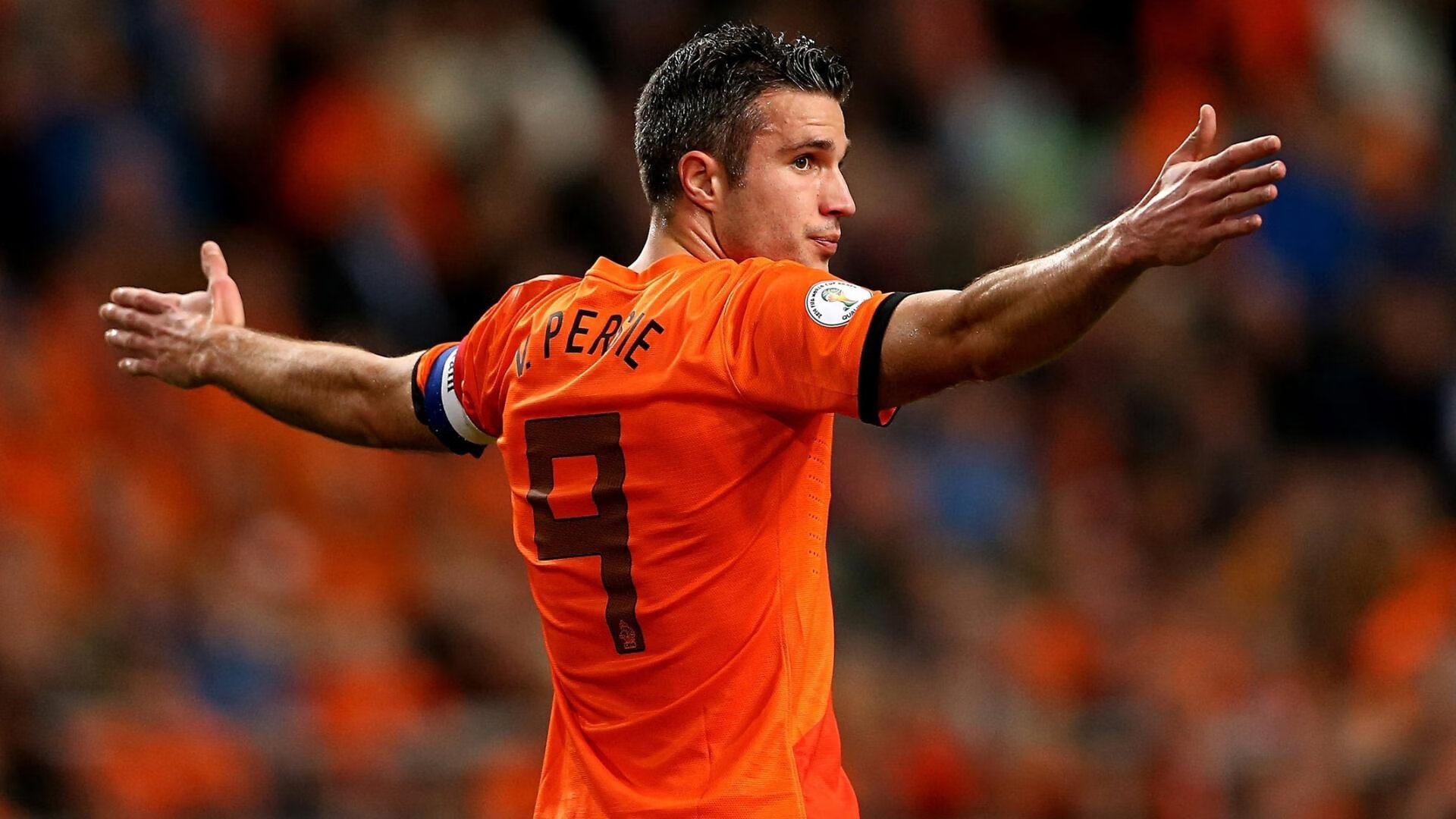 战术调整首场状态出色，曼联观众沸腾！穆雷重返赛场观众掌声雷动